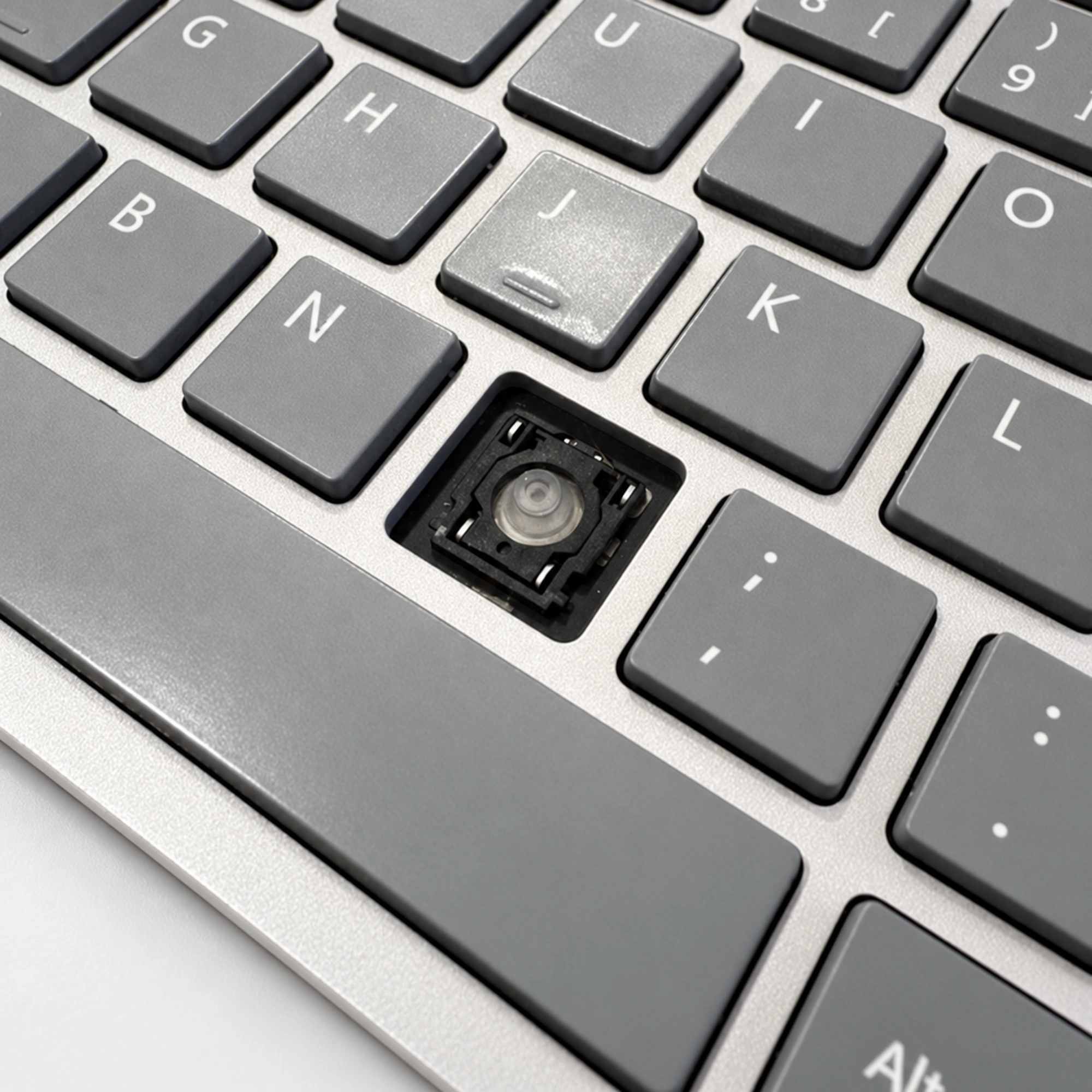 Detailansicht der Tastenmechanik an der M-Position des Microsoft Modern Keyboard 1780