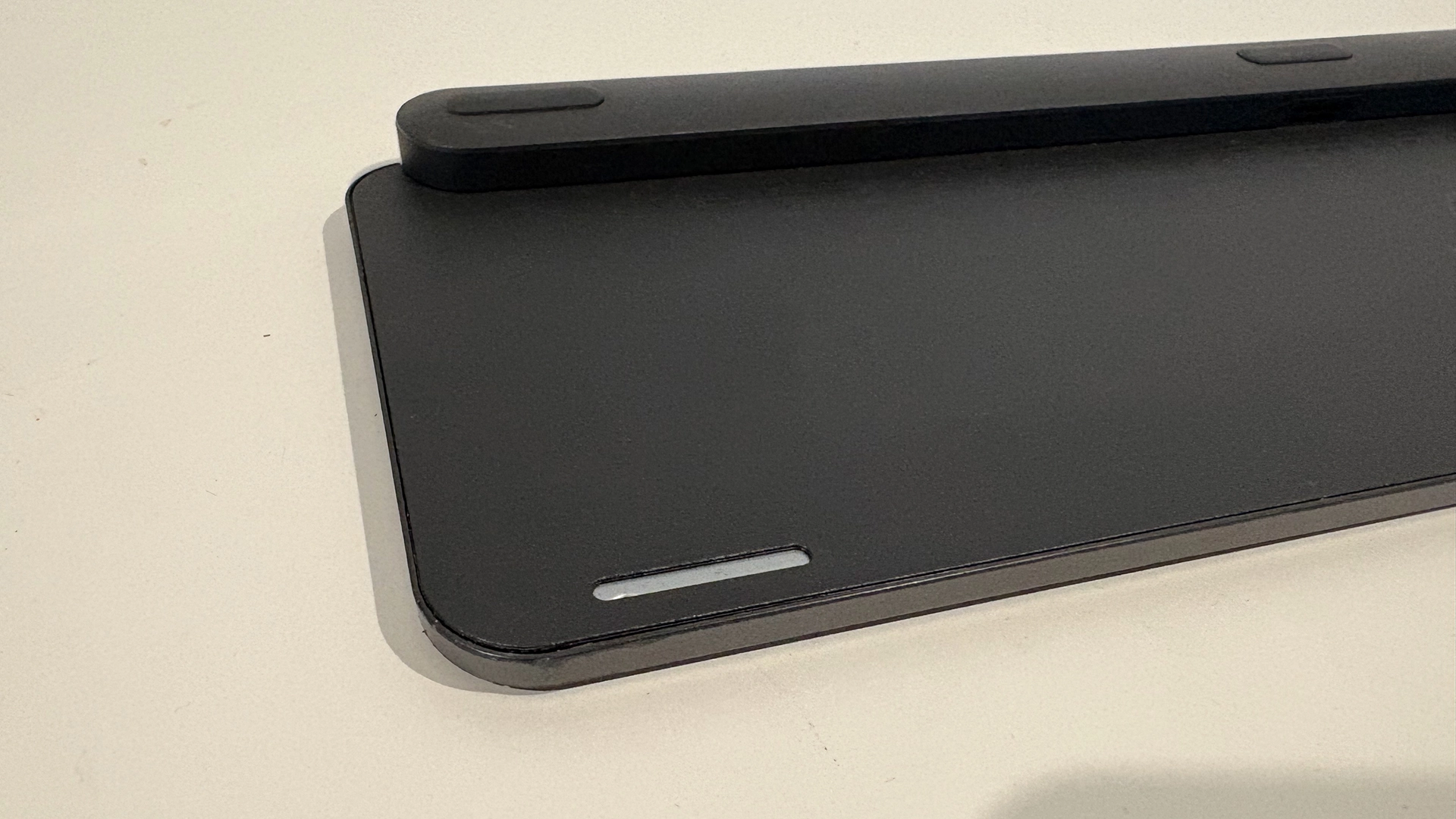 Tastatur mit abgenutztem Gummifuß an der Unterseite